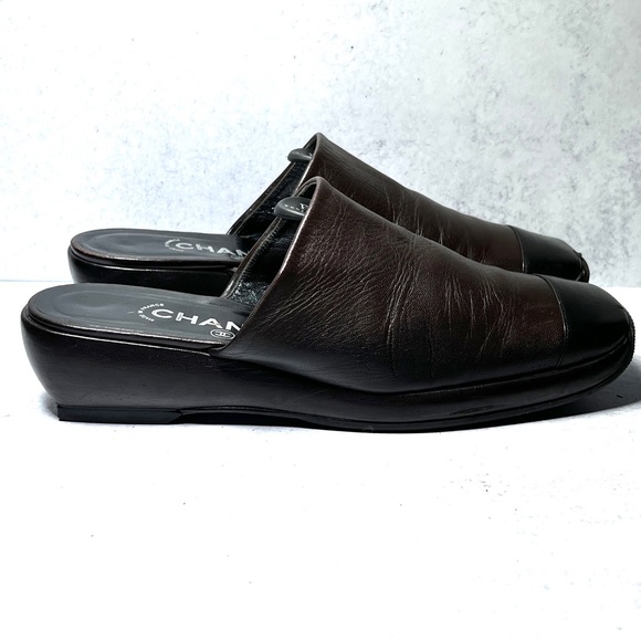 Vintage CHANEL slides in brown leather with black toecap - Picture 3 of 5